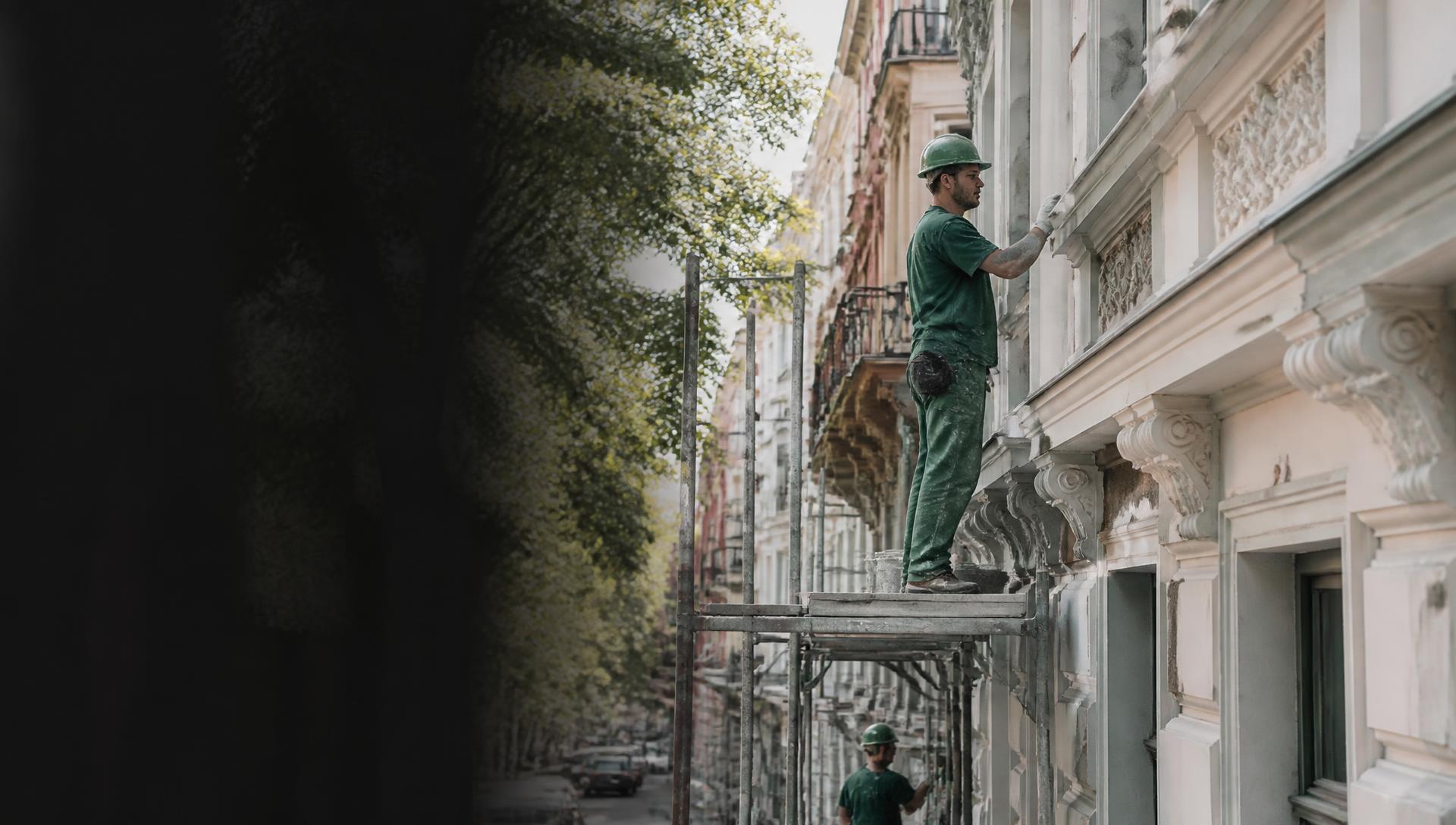 FB Bau Handwerker bei der Sanierung einer Berliner Altbaufassade
